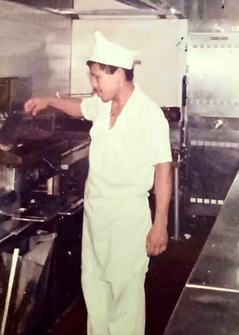 Cocinero de Restaurante Bronco trabajando durante sus primeros años