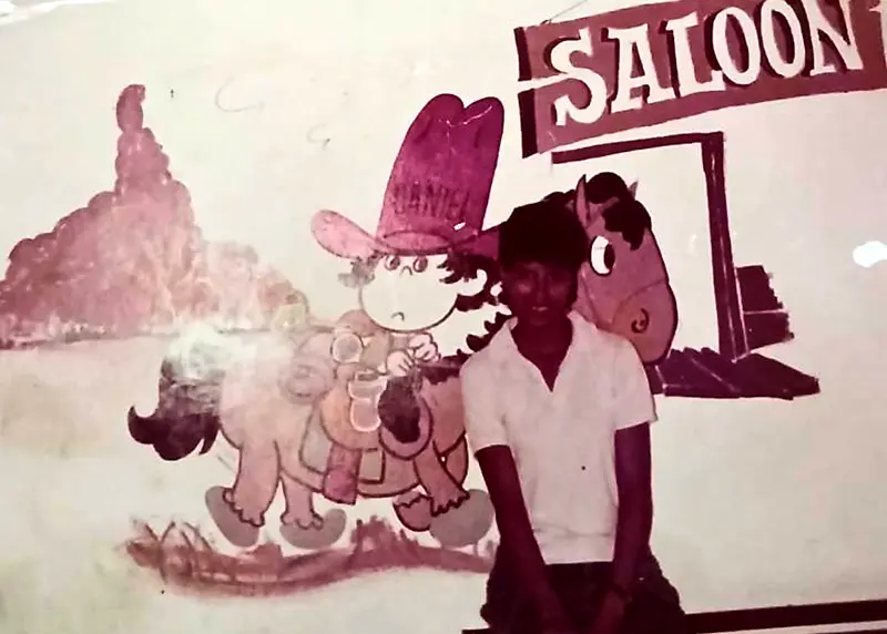 Fotografía histórica junto al mural de Coco en Restaurante Bronco
