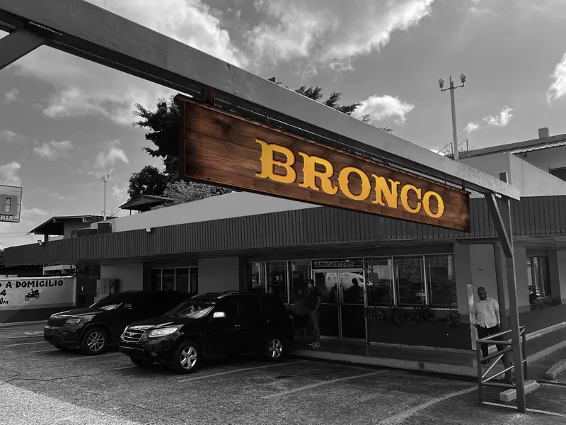 Entrada y letrero de Restaurante Bronco en Chanis