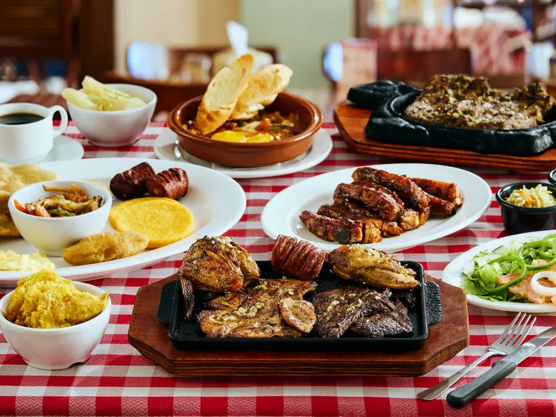 Mesa de Bronco con desayuno panameño, carnes y platos para compartir